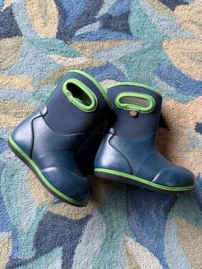 Bogs Kids Navy and Bright Green Waterproof Rain Boots size 7